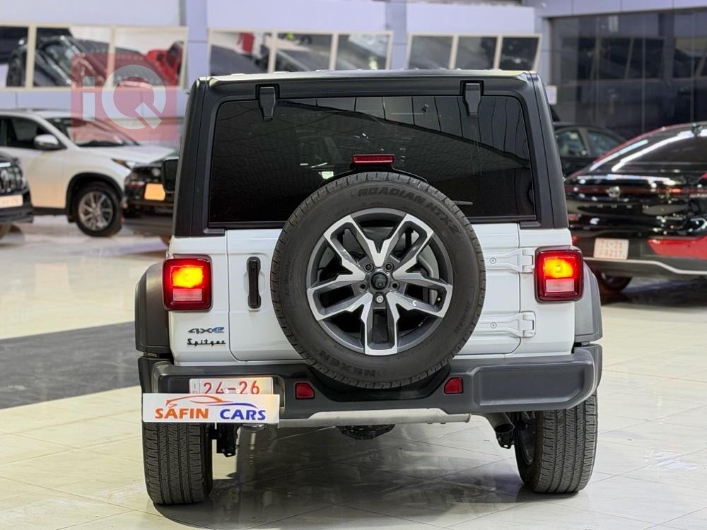 https://cdn.iqcars.ioc12b1092-8cfe-4587-8693-6425371e925d_4.jpg